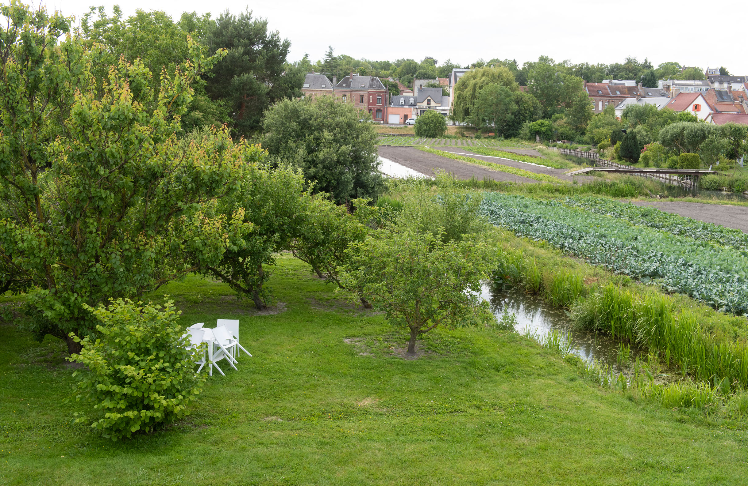 Vue sur le jardin depuis les chambres d'hôtes Au jardin sur l'eau à Amiens