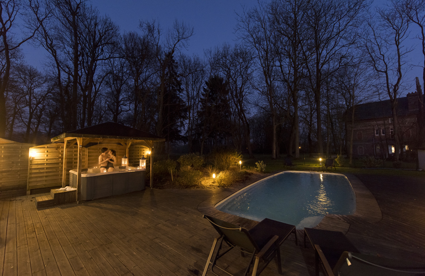 Spa et piscine extérieure dans le parc du château d'Omiécourt