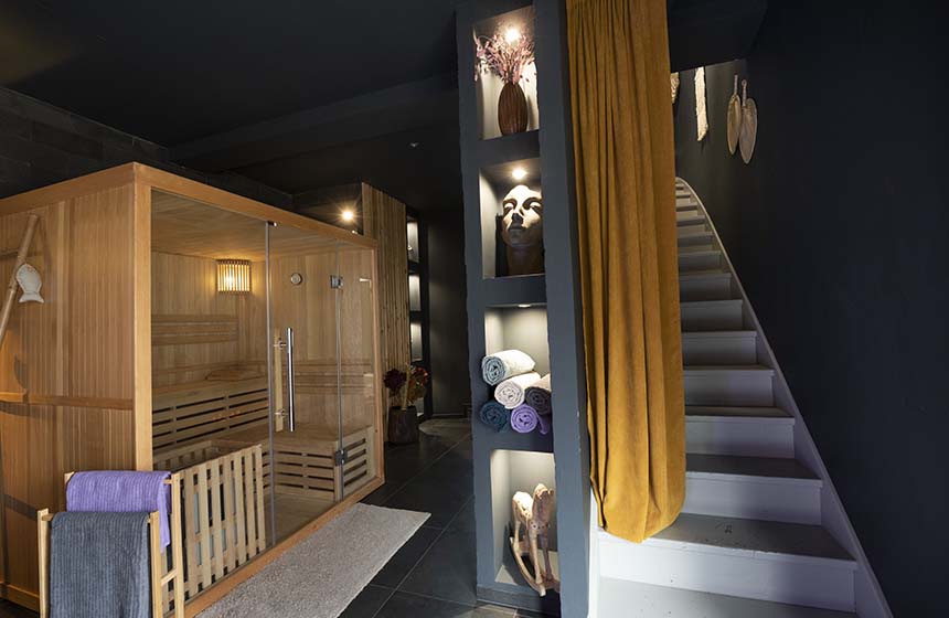 Sauna, spa, et un escalier qui mène à votre appartement à l'étage !