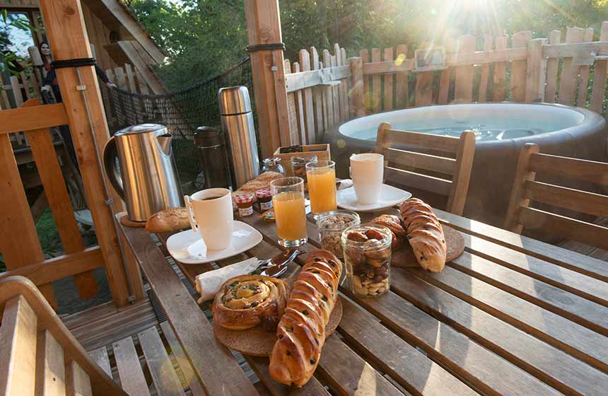 Le petit-déjeuner (à la carte) est apporté dans un panier à Rosoy-en-Multien