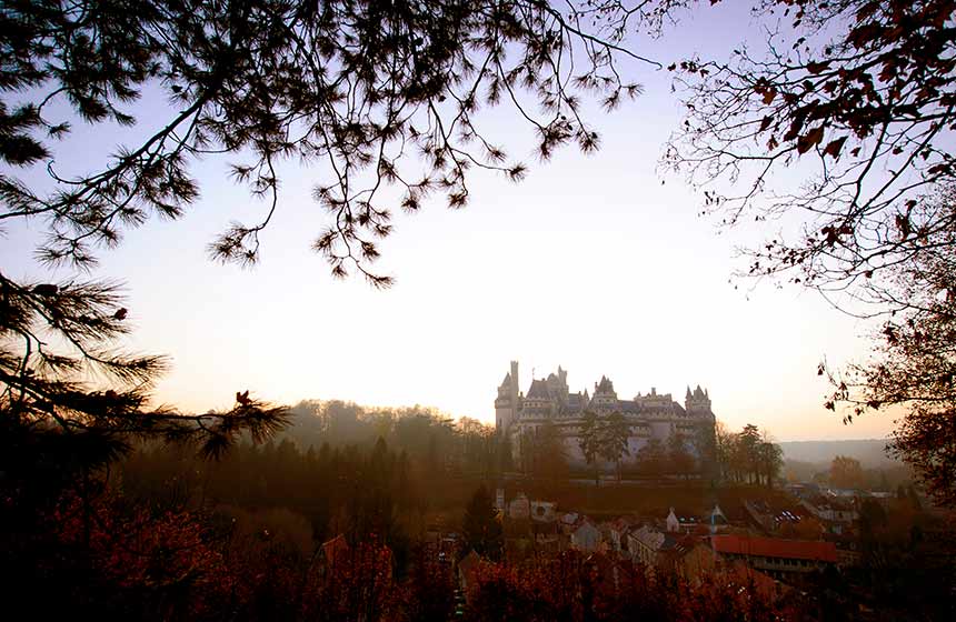 En amoureux : coucher de soleil sur le Château de Pierrefonds
