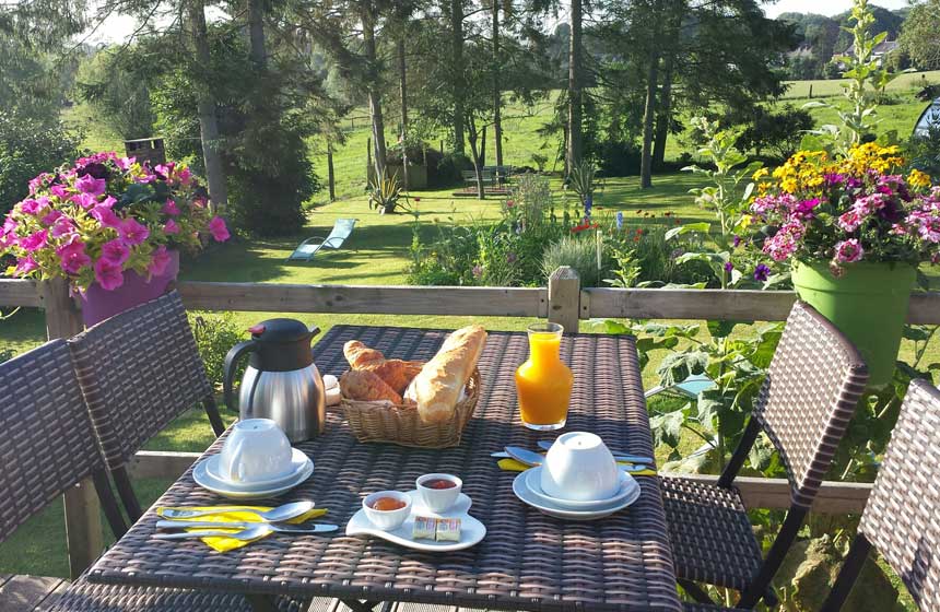 Petit-déjeuner en terrasse au Près de Mautort