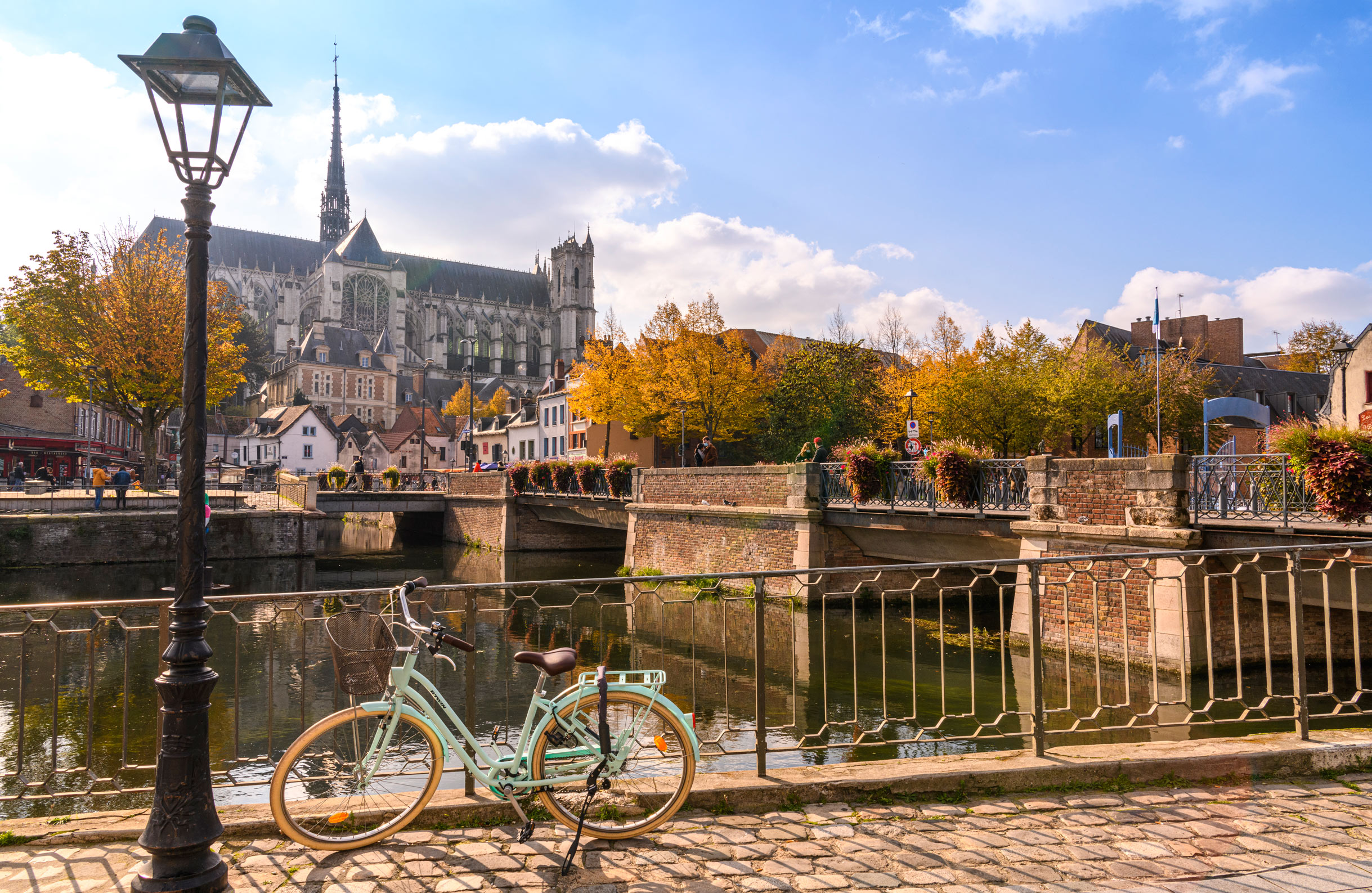 Amiens : son quai bélu et sa cathédrale juste en face