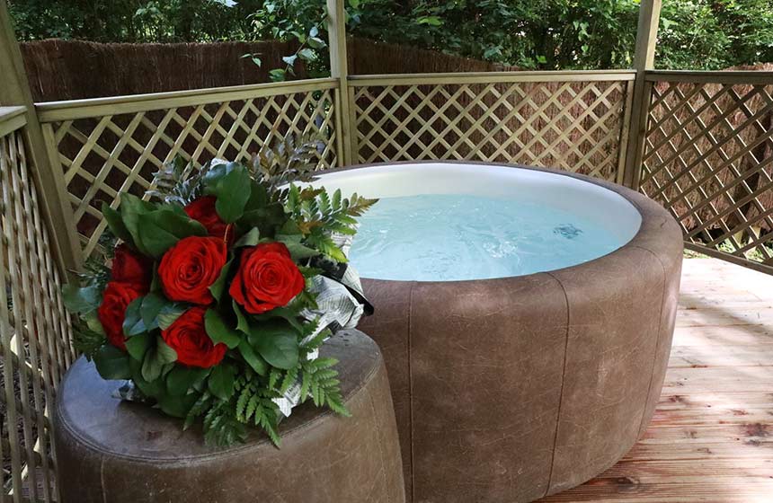 Votre spa en terrasse (suspendue !), avec bouquet de roses : so romantic !