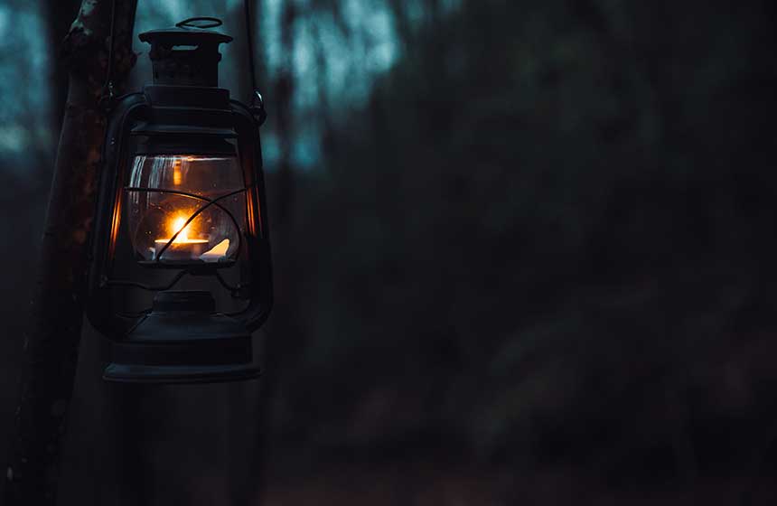 Pas d’électricité, mais un éclairage tout doux à la lanterne. En plus c’est romantique ! 