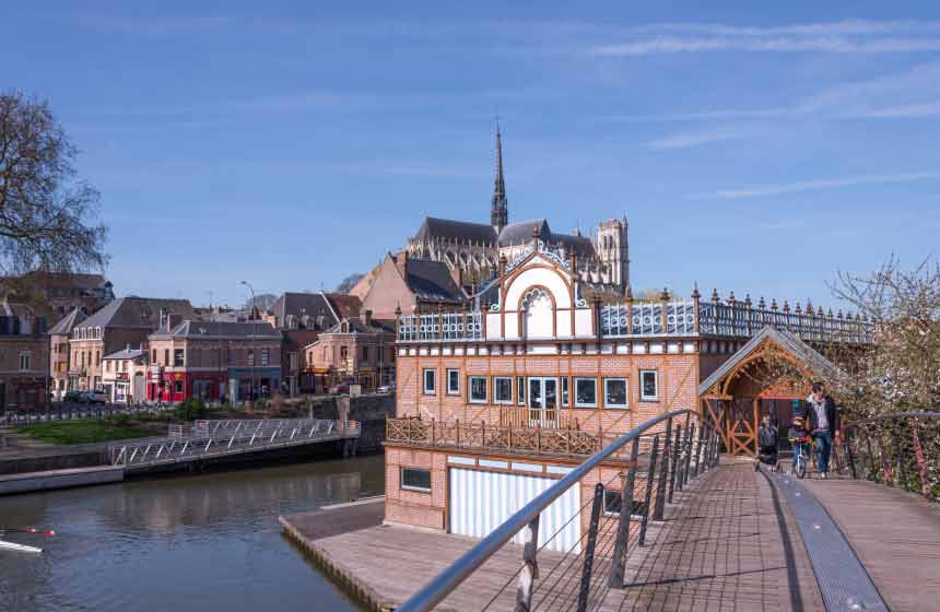 La cathédrale d'Amiens vue depuis les canal de la Somme