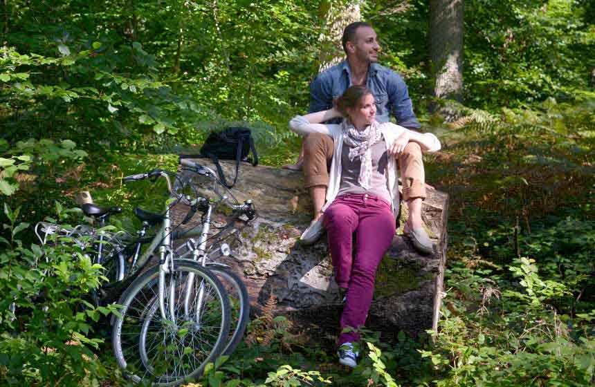 Balade en duo à vélo en forêt