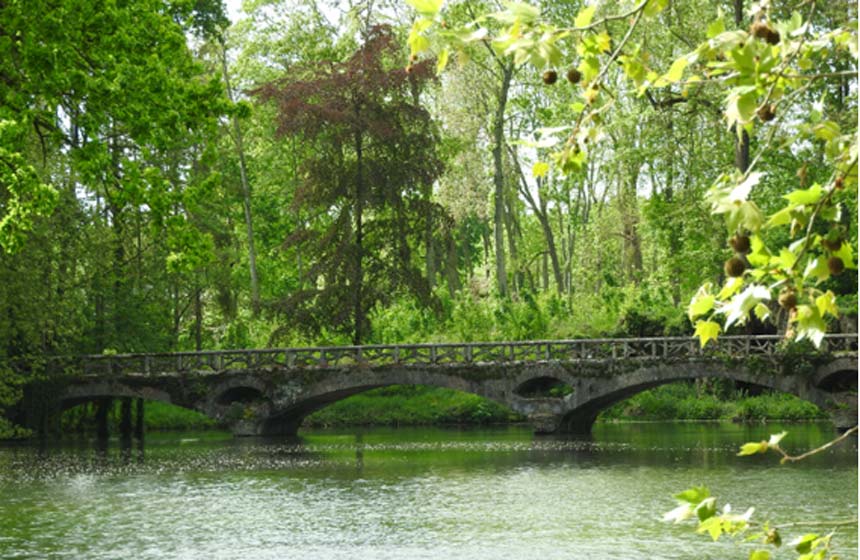 Balade romantique sur le (très) vieux pont de pierre du Domaine de Vadancourt