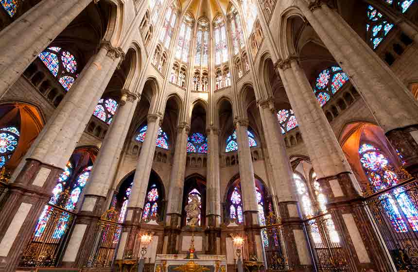 Se sentir tout petit dans le choeur gothique le plus haut du monde, à Beauvais