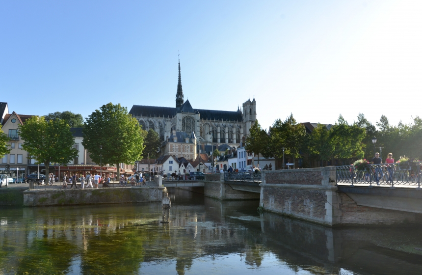 Cathédrale d’Amiens depuis les terrasses du typique quartier Saint Leu