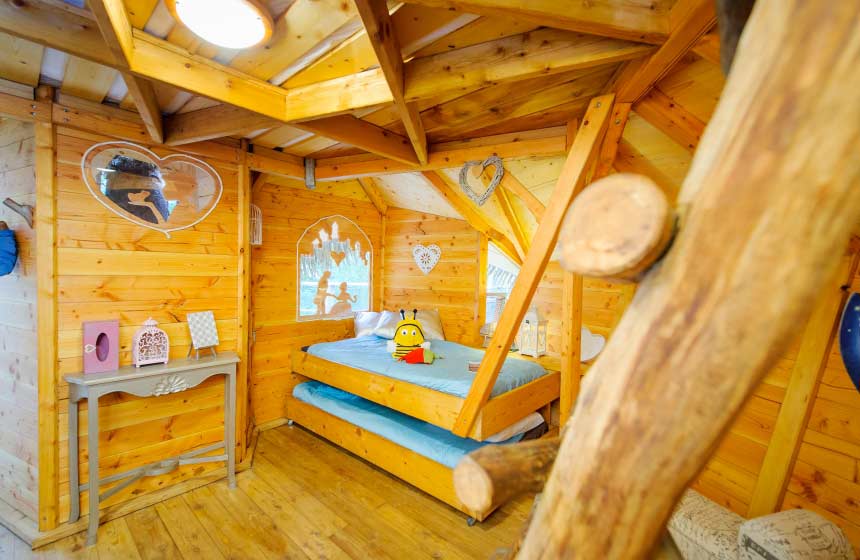 Chambre des enfants dans la cabane de la licorne du Camping le Clos Cacheleux Mi