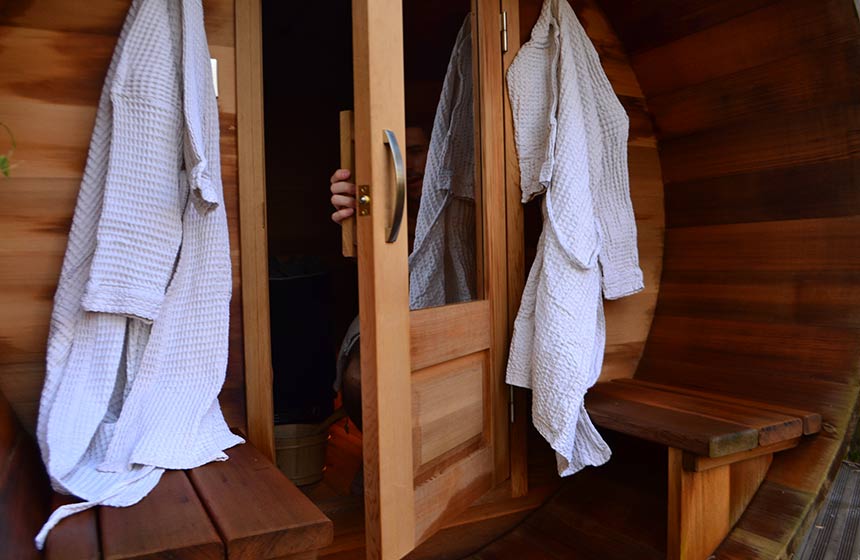 Le sauna, rien que pour vous deux, posé au bord de l'eau