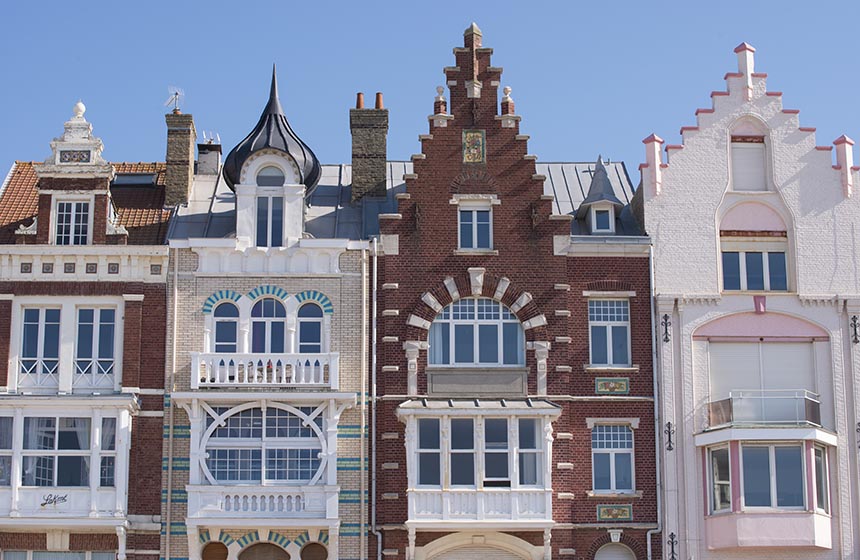 Sur le frond de mer à Dunkerque : architecture colorée Art Déco