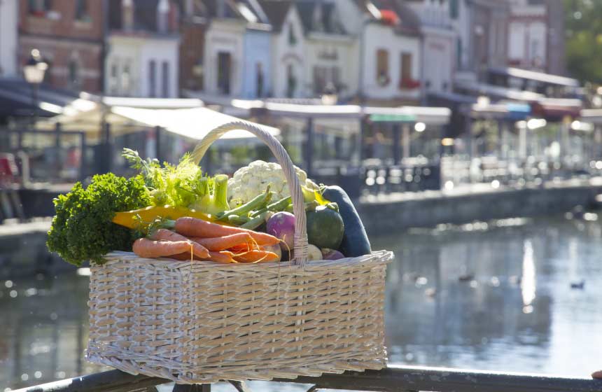 Faire son marché de produits frais au bord de l’eau à Amiens