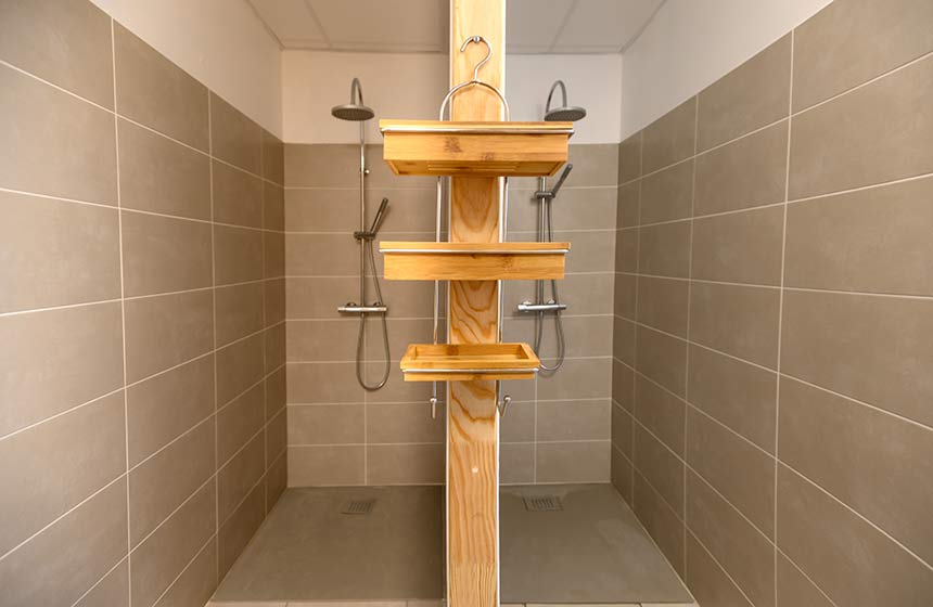 Votre salle de bains, avec vraie douche à l'italienne à la Ferme du Tao - Noyon