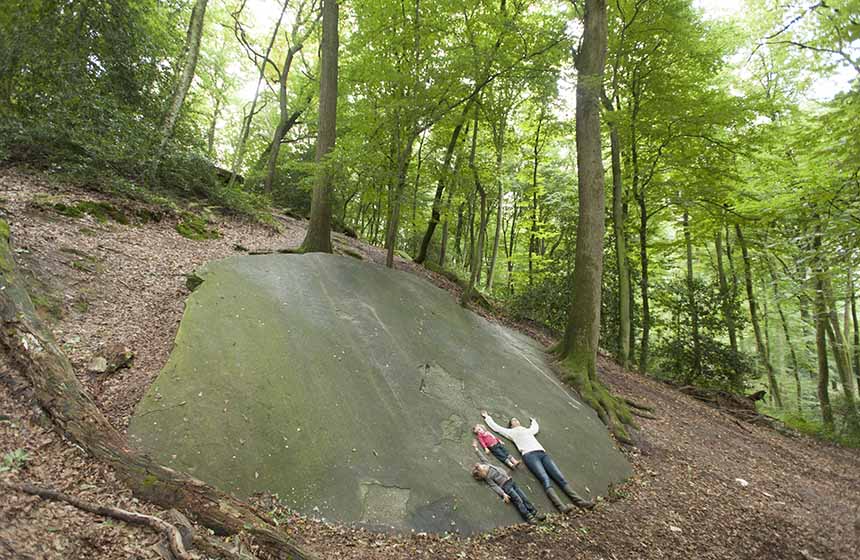 Toujours en Forêt de Retz : la pierre Clouise, pour les glissades !