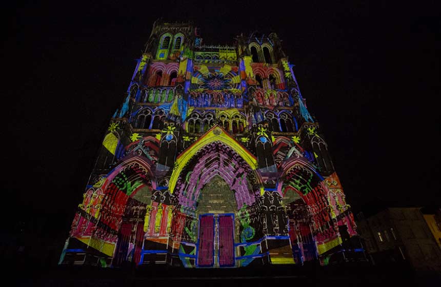 La cathédrale en couleurs de juin à septembre à la tombée de la nuit
