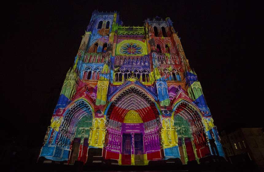 La colorisation de la cathédrale d’Amiens de juin à septembre