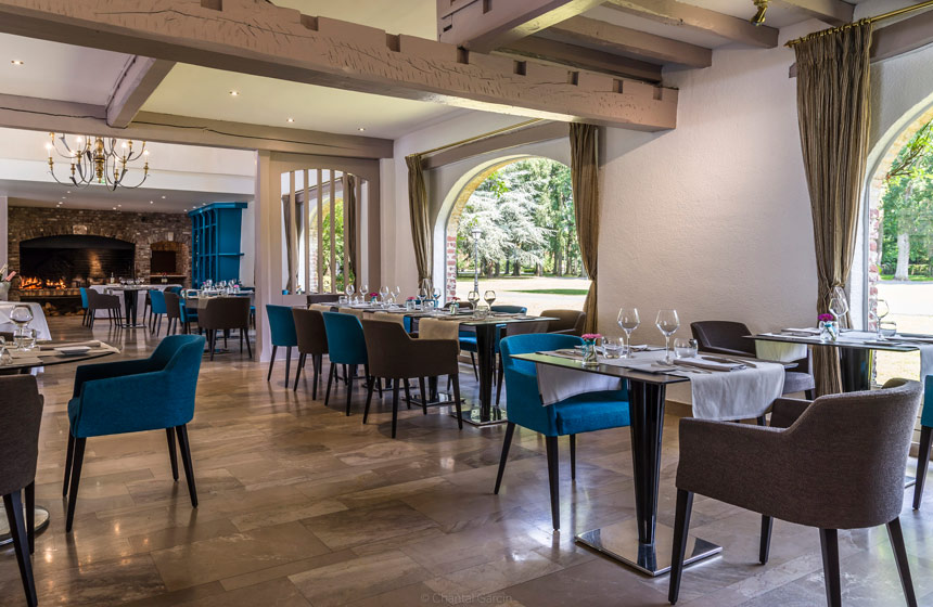 Le restaurant du Château le Vert-Mesnil ; les viandes sont cuites dans la cheminée devant vous!