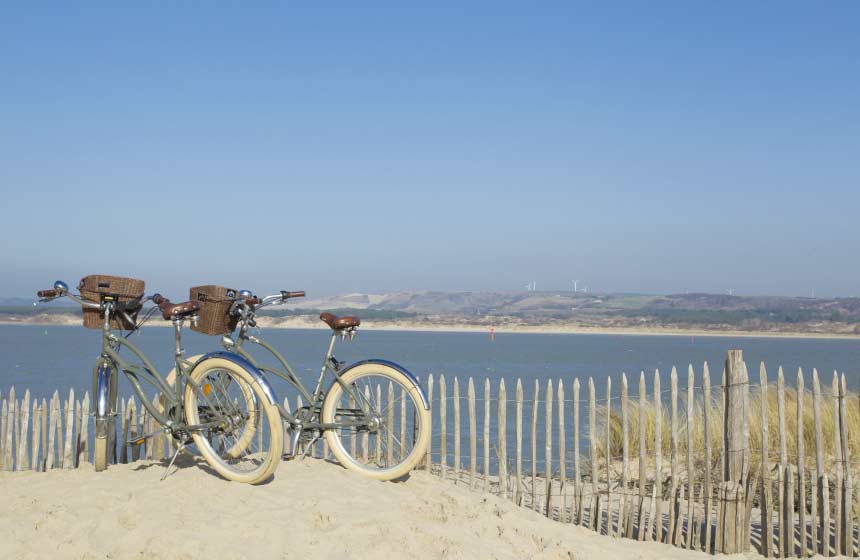Louez un vélo au Touquet. Tout un tas de pistes cyclables en forêt et au bord de la mer