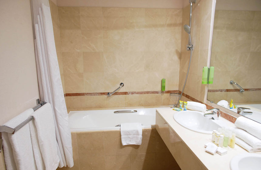 Salle de bain de votre chambre de l'hôtel Holiday Inn Resort Le Touquet