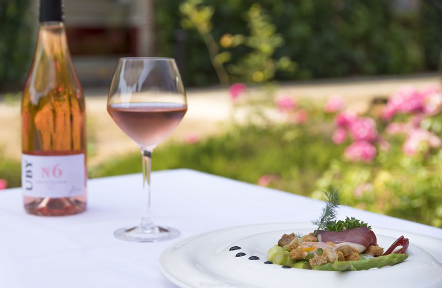 Partagez un diner en amoureux sur la terrasse du Vert-Mesnil