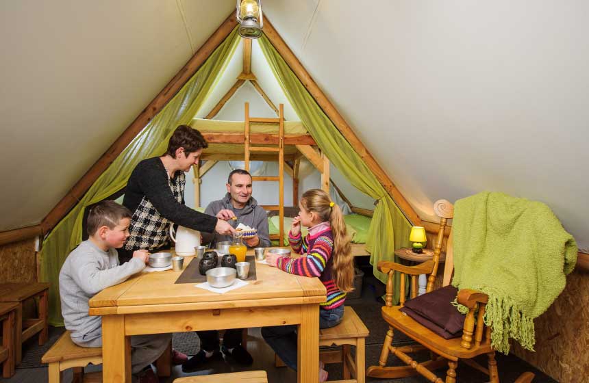Partagez un goûter gourmand en famille dans une tente de trappeur