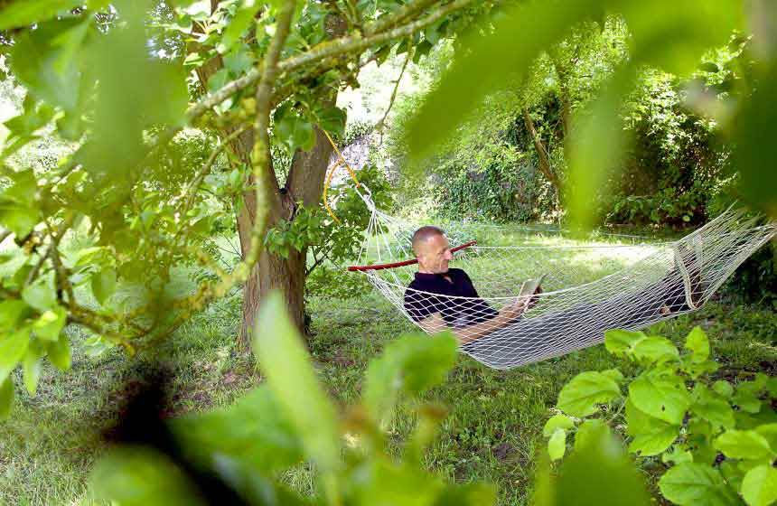Pause relaxation dans l’un des hamacs du jardin - Maison d'Eclaibes