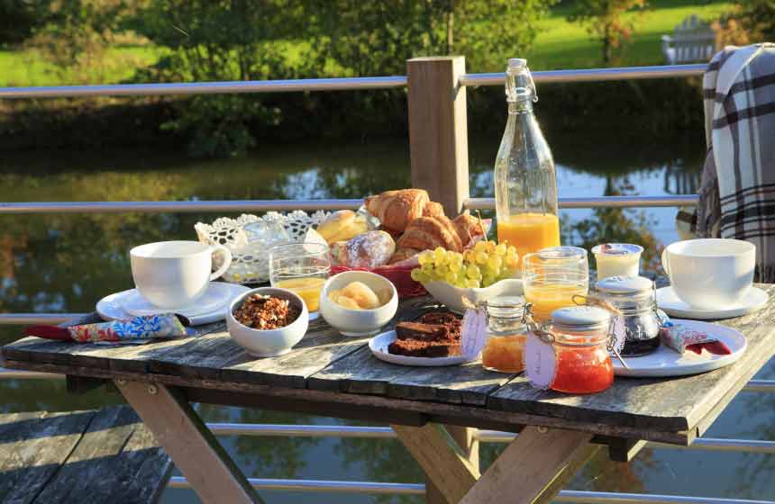 Petit-déjeuner servi en terrasse si vous les voulez !