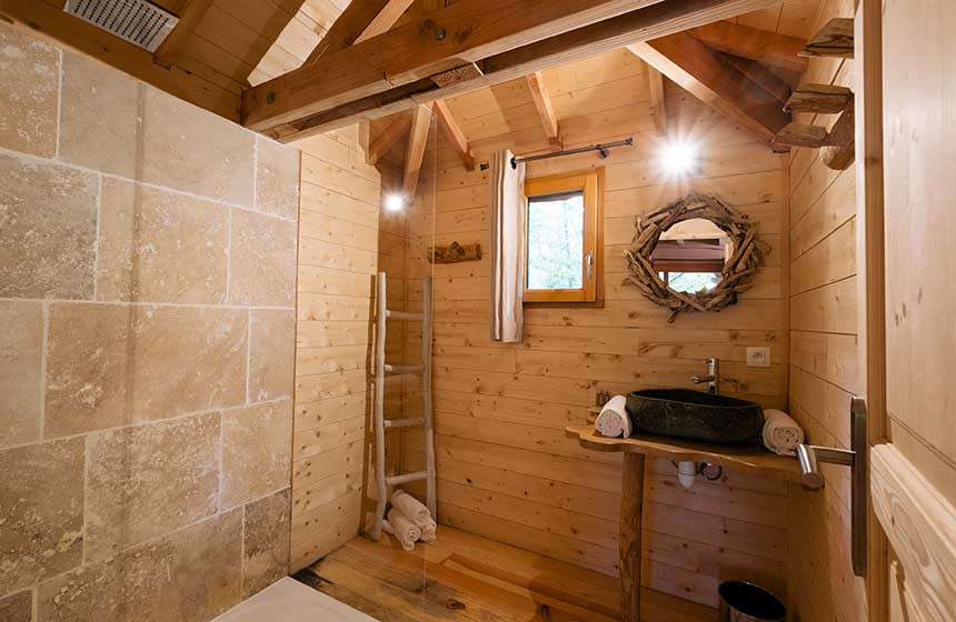 Une cabane, avec une vraie salle de bains !