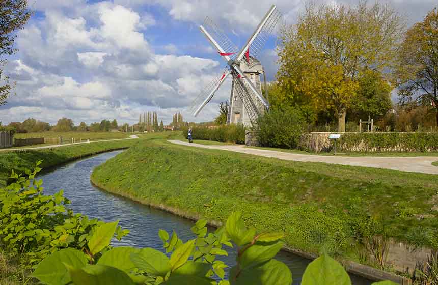Balade à pied dans le marais de Saint Omer : oh un moulin !