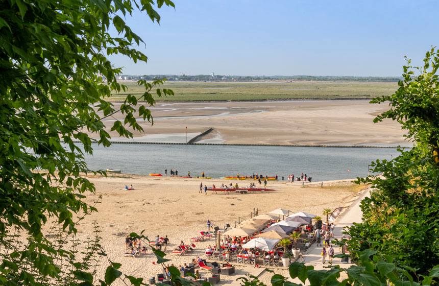 Prendre un pot sur la plage et départ en pirogue à Saint-Valery-sur-Somme - 