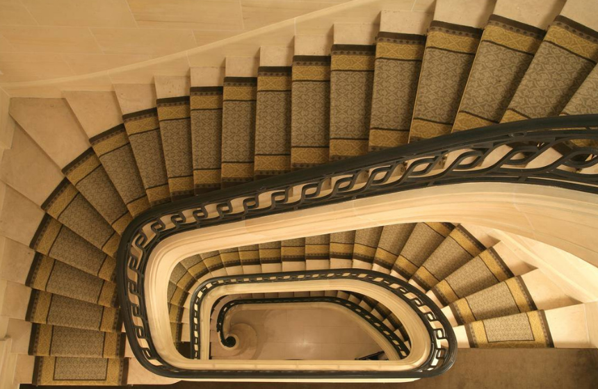L'escalier du Tiara Château Hôtel Mont Royal - Chantilly
