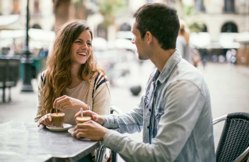 Se poser en amoureux pour un café sur la Place des Héros...