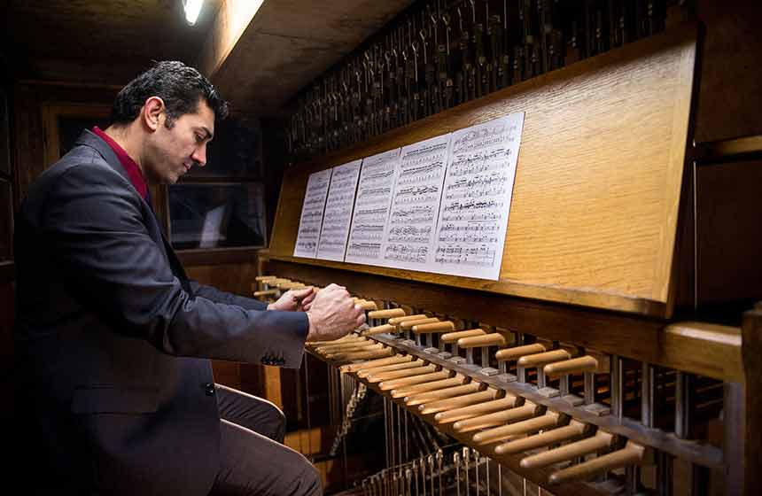 Stéphane Colletti, maître carillonneur de Douai. Concert de carillon tous les samedis vers 11h  (hors vacances scolaires).