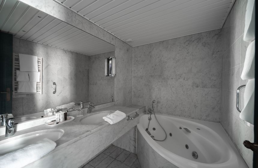 Salle de bain avec baignoire balnéo -  Le Carlton Lille
