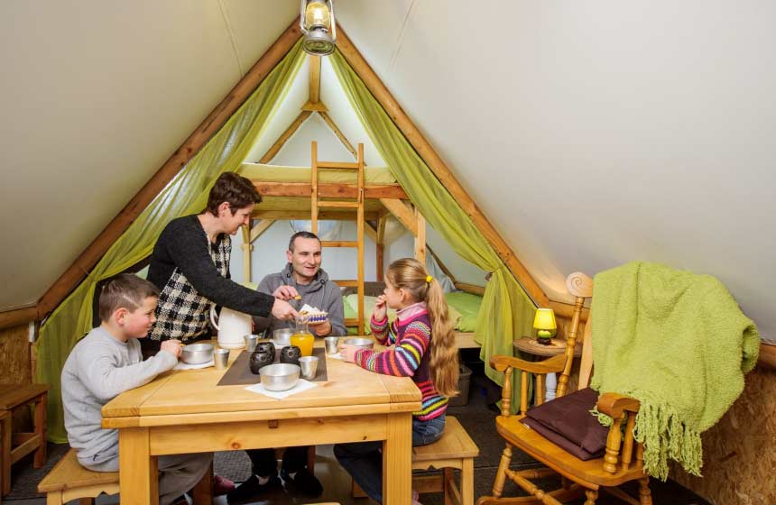 Camping de l'Aigrette - Petit déjeuner sous la tente de chercheur d'or