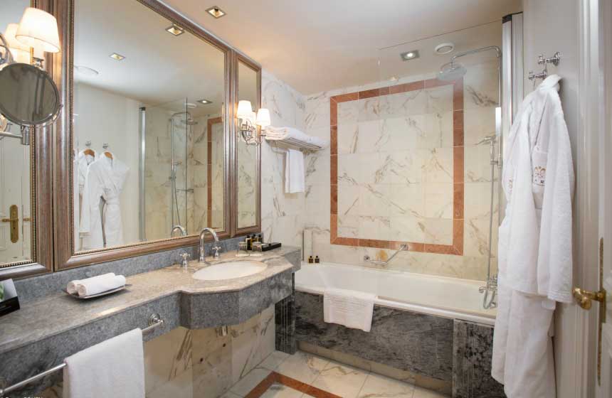 Votre salle de bain au Tiara Château Hôtel Mont Royal - Chantilly