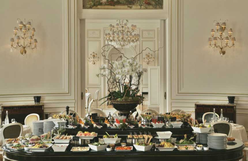 Le buffet petit-déjeuner au Tiara Château Hôtel Mont Royal - Chantilly