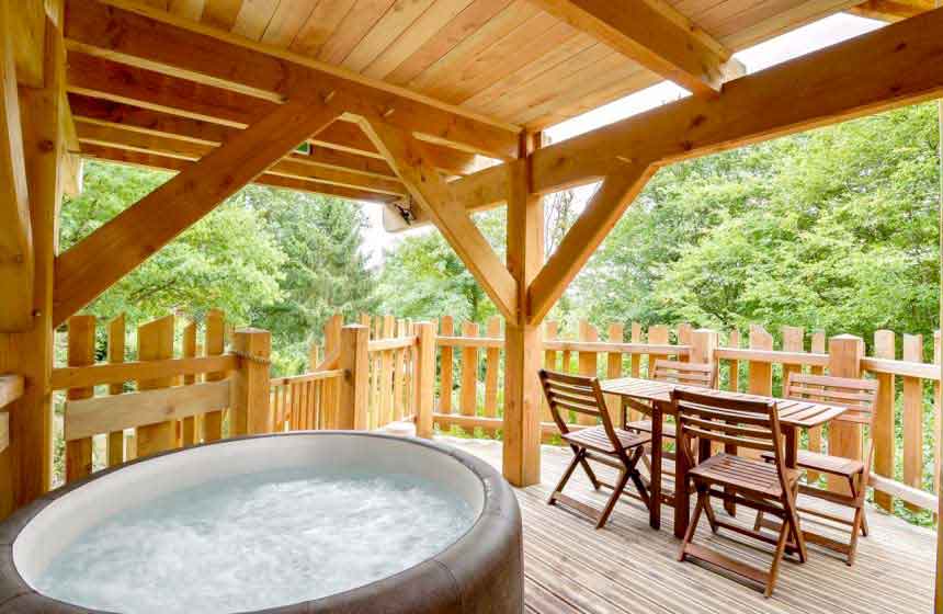 Votre spa privé, installé sur la terrasse de votre cabane à Rosoy-en-Multien
