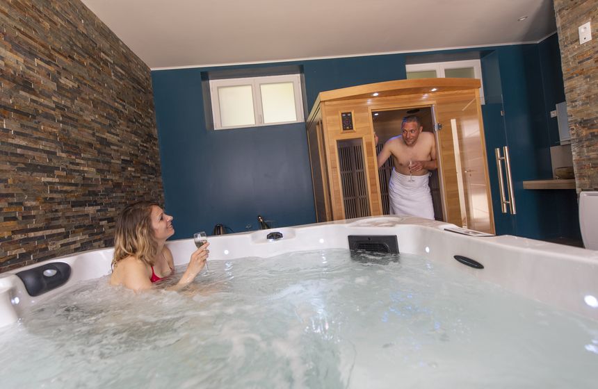 Espace bien-être avec spa et sauna privatifs