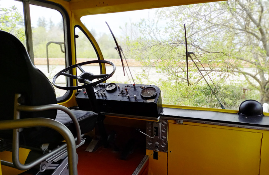 bus vintage du grand logis à Marchais coin conducteur