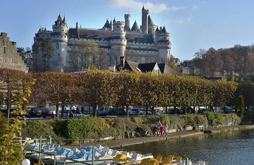 Le Château de Pierrefonds, posé au bord de l’étang lui aussi !