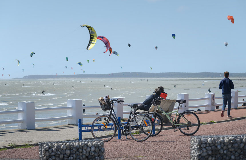 Observer le balai des kitesurfs depuis la plage de Cayeux-sur-mer