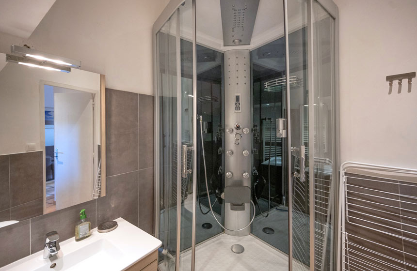 Salle de bain avec douche à jeys de l'appartement des dunes - Villa des Pins 