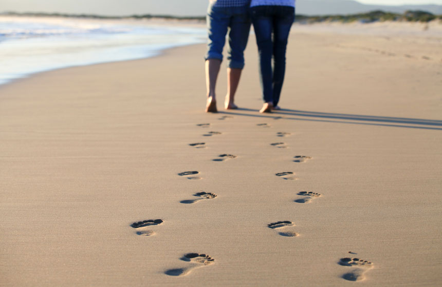 Marcher pieds nus dans le sable humide