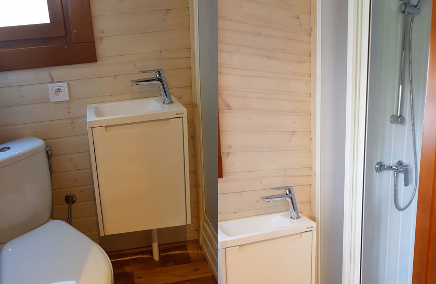 Salle de douche avec toilettes dans la caravana des Ecuries de la roulotte