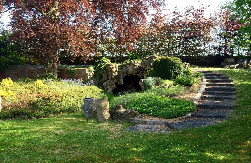 La petite grotte du jardin ...  Le carré des arts - Le Cateau