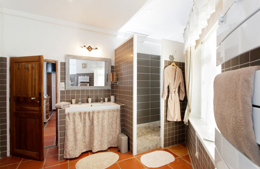 La salle de bain : douche et baignoire dans votre chambre au Moulin de Valérie
