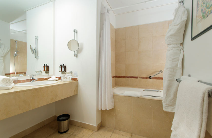 Salle de bain de votre chambre privilège à l'hôtel Holiday Inn Resort Le Touquet